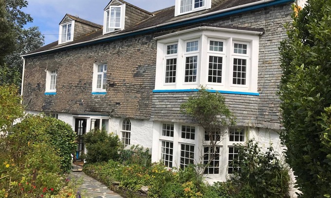 Maenporth House | Beautiful Large Cottage by the Sea with Hot Tub and Indoor Swimming Pool