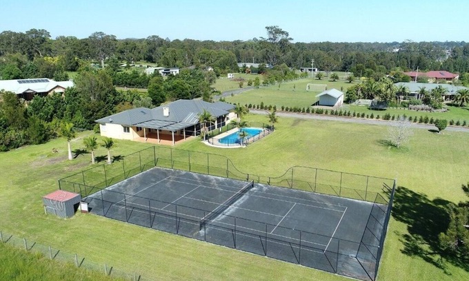 Worrigee House | Beautiful Large Country Home in the Perfect Location with tennis court & theatre