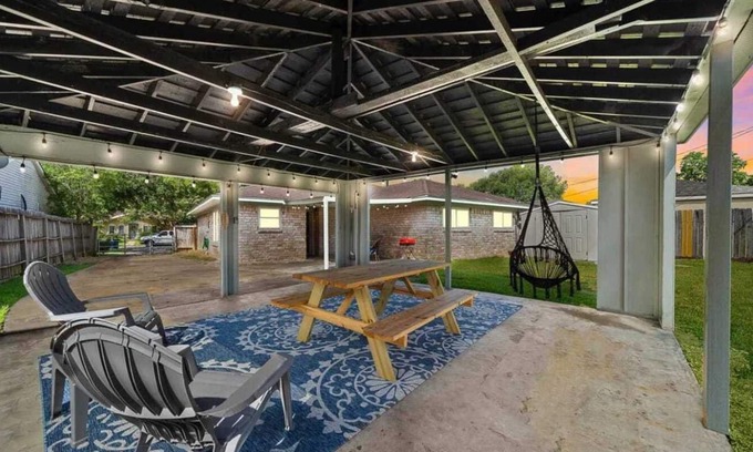Southbelt/Ellington House | Beautiful Large Home 5 Star Host Close to Airport