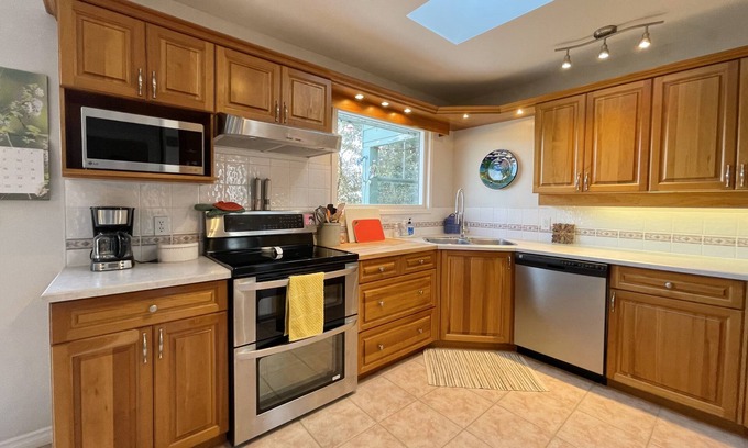 Yellow Point House | Beautiful large home on the ocean - stunning views great beach