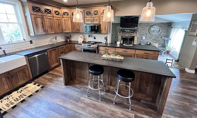 Linton House | Beautiful large home with a Fire Place and large kitchen!!