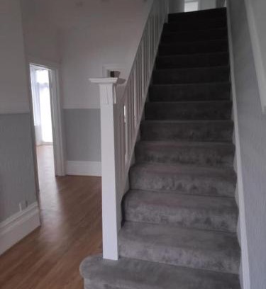 Caversham House | Beautiful large house with 4 or maximum 5 bedrooms 10 beds 17 guests 3 bathrooms