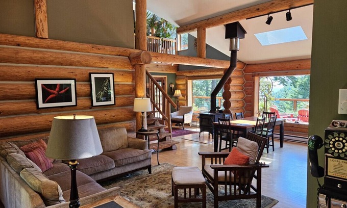 Bowen Island Cabin | Beautiful light-filled log home