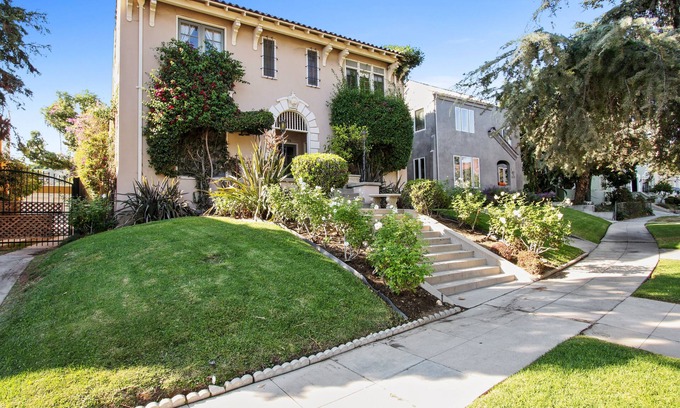 Larchmont Apartment | Beautiful, light filled top floor suite with hardwood floors+ downtown view!