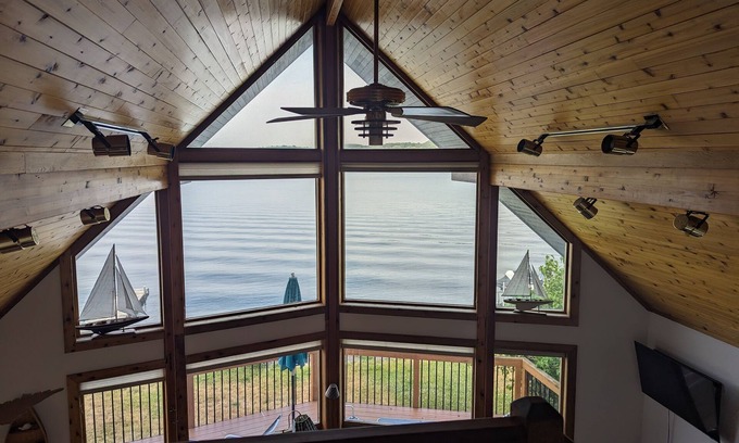 Penn Yan House | Beautiful Lindal Cedar Lakefront Retreat on Keuka Lake