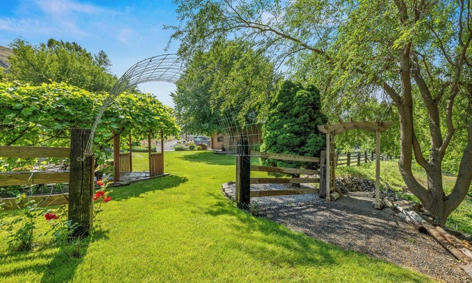 White Bird House | Beautiful LOG 3-bedroom house with WiFi, AC in pleasant White Bird