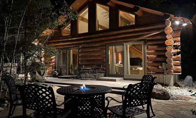 Fairplay Cabin | Beautiful Log Cabin- 26Mi Breck & Ski - Hot Tub- Pet-Friendly