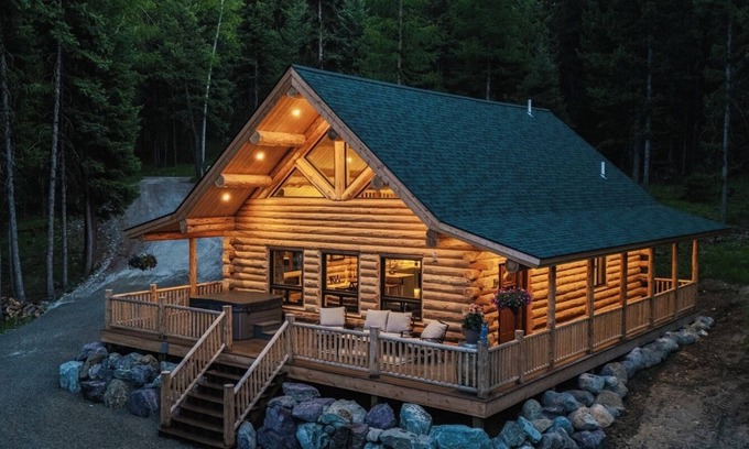 Kila Cabin | Beautiful Log Cabin in Mountains Near Glacier Park