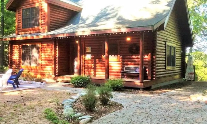 Ludington Cabin | Beautiful log cabin just minutes from the beach!