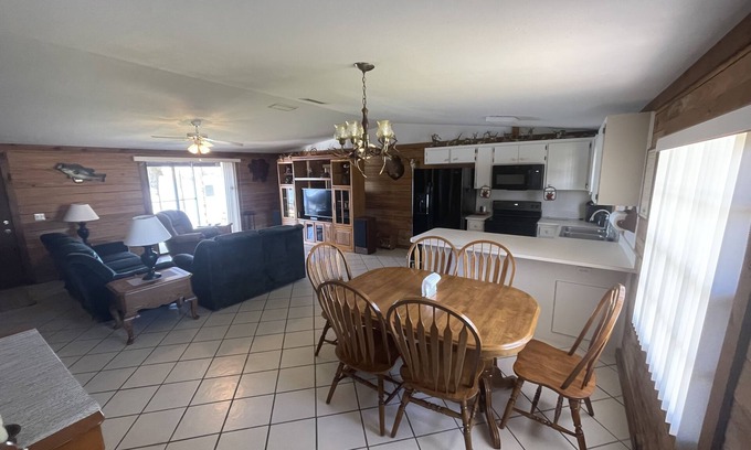 Bartow House | Beautiful log cabin on private lake