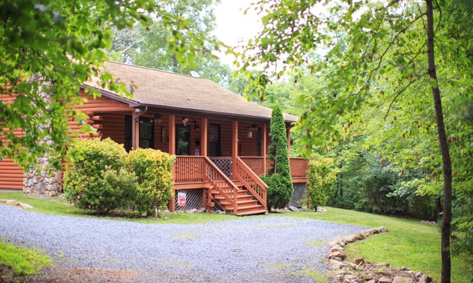 Luray Cabin | Beautiful Log Cabin! Peaceful and Clean.