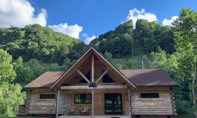 Maysel Cabin | Beautiful Log cabin, River side, dual fire places, breathtaking views, WiFi