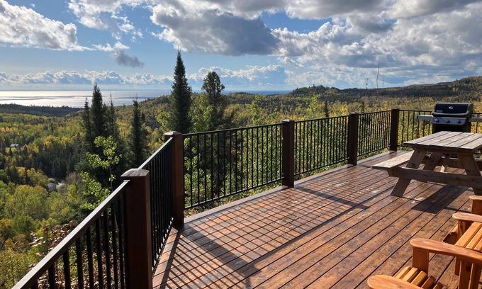 Silver Bay Cabin | Beautiful Log Cabin, Stunning Lake Superior & Tettegouche view, private
