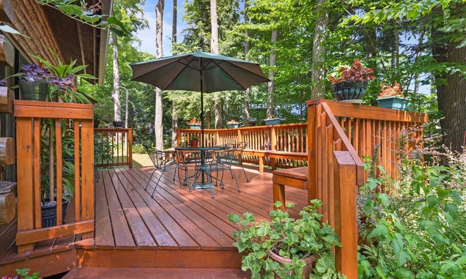 Interlochen House | Beautiful Log Cabin | Wooded | Lake Access | Interlochen Arts Academy