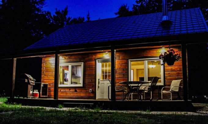 Kearney Cabin | Beautiful Log Cabin with Sauna, BBQ & Firepit nearby Algonquin & Arrowhead Park!
