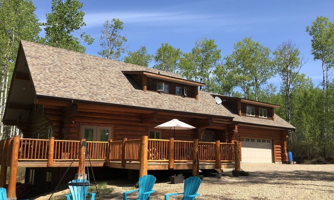 Saskatchewan House | Beautiful Log Home in private setting