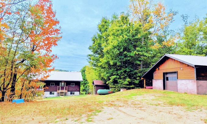 Weslemkoon Cottage | Beautiful Log Home + XL BUNKIE by Weslmkoon lake