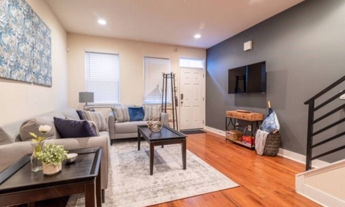 Newbold House | Beautiful Lux 4 Bedroom*Near PENN/CHOP*Roof Deck