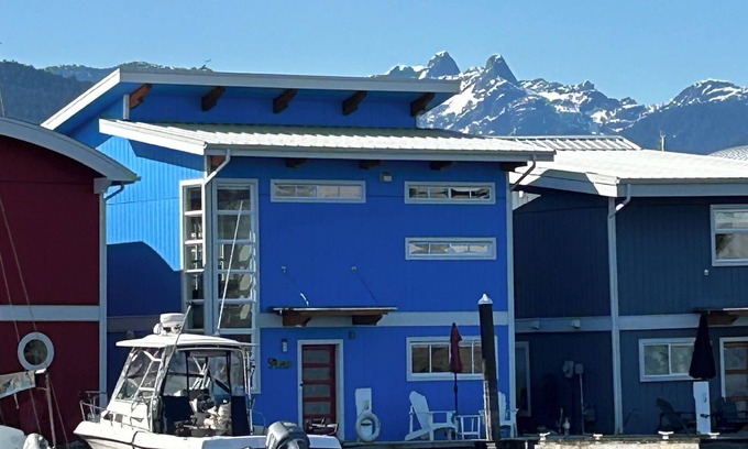 Lower Lonsdale Boat Rental | Beautiful, Luxurious, Romantic & Oceanfront Blue Wolf Float Home