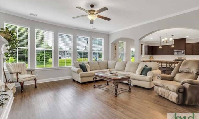 Eden House | Beautiful Luxury Home with a Country Twist/Spacious home with Half an acre!