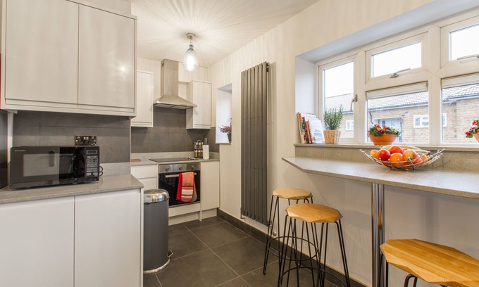 Noel Park Apartment | Beautiful Luxury London Flat - 3 minutes from Piccadilly line - sleeps 12