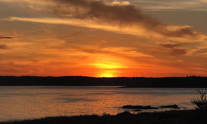 New Harbor House | Beautiful Maine coastal home w/hot tub and gourmet kitchen! Right on the water!