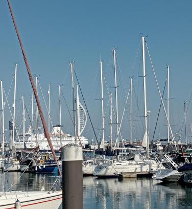 Gosport Apartment | Beautiful Marina Apartment with private garden, flexible bedrooms with zip & link beds