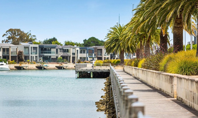 Safety Beach House | Beautiful Martha Cove home - 100m from water