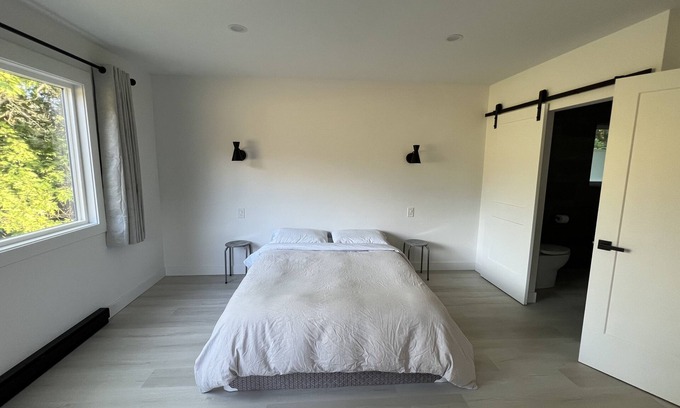 Port Alberni House | Beautiful Master Bedroom ensuite with private balcony