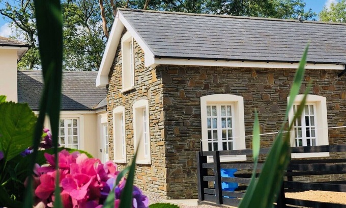 Kinsale Cabin | Beautiful Mews Lodge, in the countryside, 0.8 mile from town centre.