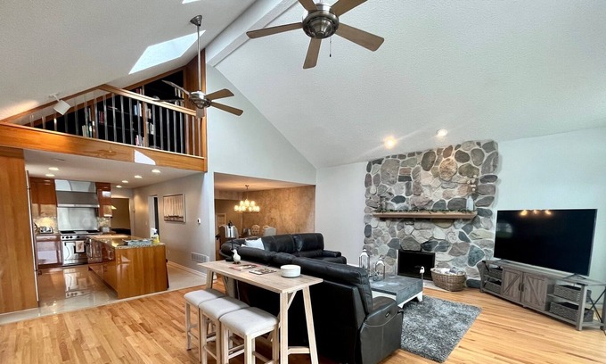 Drayton Plains House | Beautiful, Modern Lakehouse with Direct Lake Access! Family Friendly