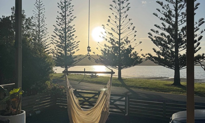 Hihi House | Beautiful, modern 2 bedroom house right on the water in picturesque Hihi.
