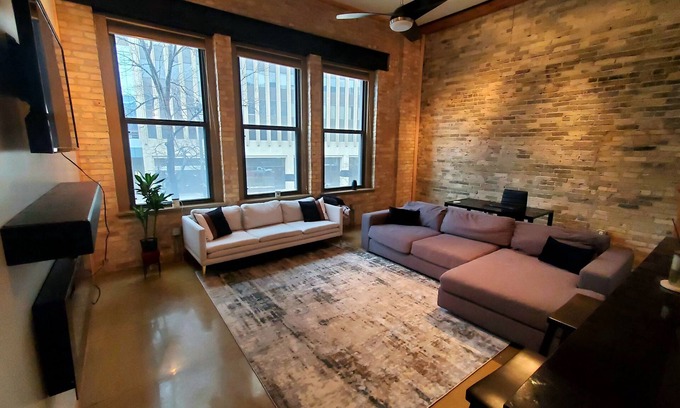Westown Condo | Beautiful Modern Condo - Heart of Milwaukee!