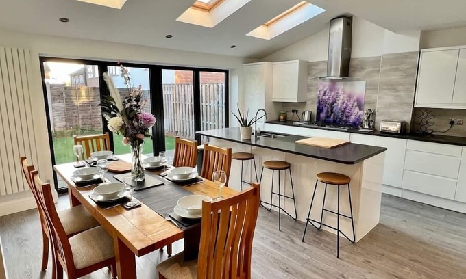 Hitchin House | Beautiful modern family home, parking and garden