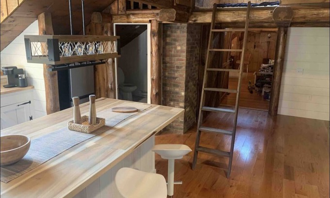 Durham Apartment | Beautiful modern Farmhouse studio