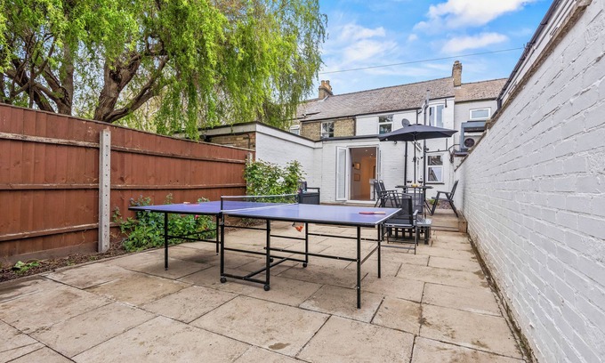 Mill Road Apartment | Beautiful modern flat on mill road w/fire pit and table tennis