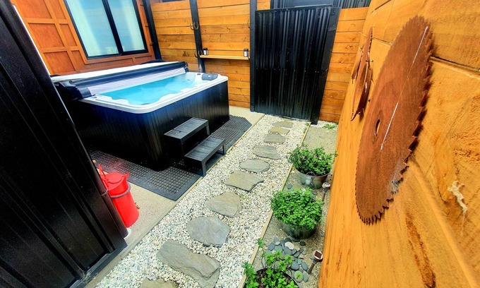 Lake Hawea House | Beautiful modern home + Hot Tub 🔥 Mountain views 🏞 Superking beds