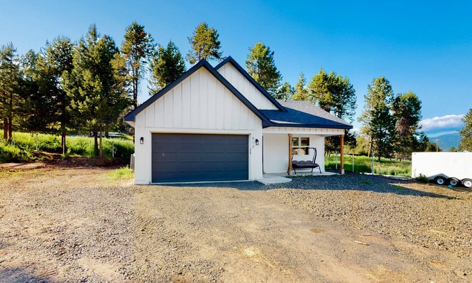 Cascade House | Beautiful modern home, close to lake access with AC, washer/dryer, & fireplace