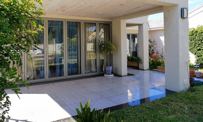 Pinelands House | Beautiful modern house centrally located in Leafy suburb of Cape Town