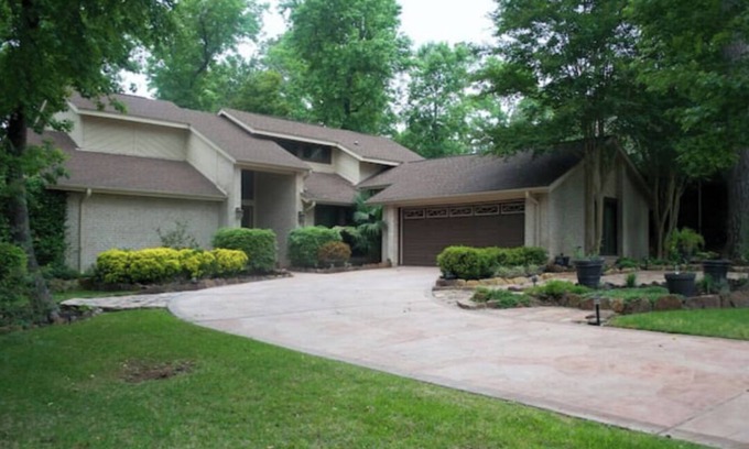 April Sound House | BEAUTIFUL, MODERN, RESORT STYLE HOME IN GATED, GOLF COMMUNITY ON LAKE CONROE