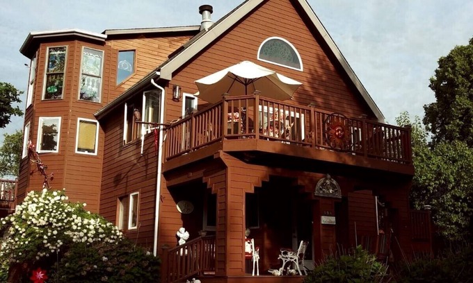 Athens House | Beautiful Modern Swiss Cottage in Athens, NY
