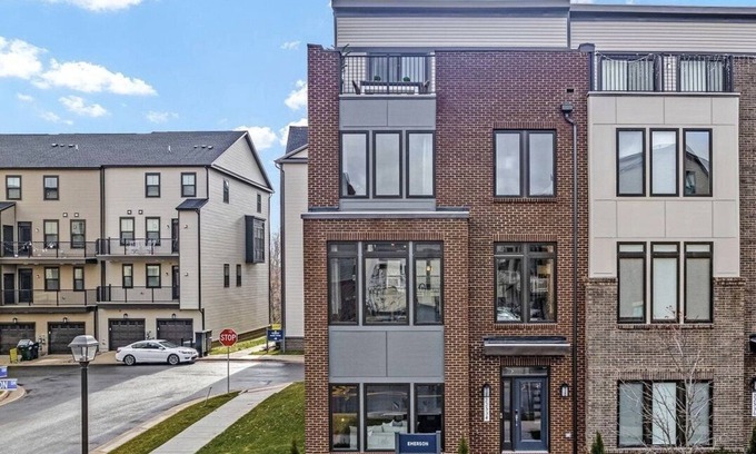 Ashburn House | Beautiful Modern Townhome with rooftop