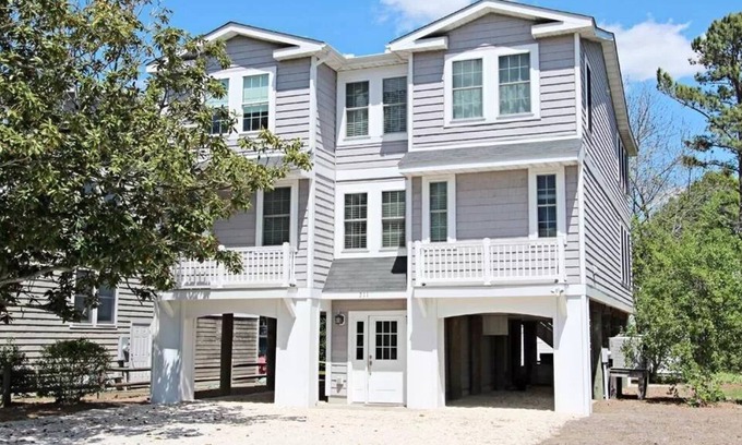 South Bethany Harbor House | Beautiful Modern Canal Front Home Walking Distance to Beach!