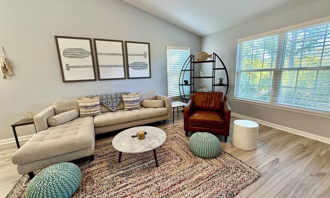 Pawleys Island Condo | Beautiful Modern 3-bedroom condo near beach, golf, pools in Pawleys Island