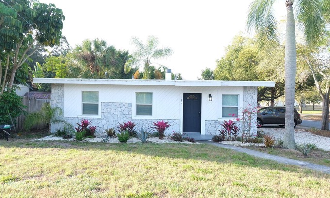 Tarpon Springs House | Beautiful modern cottage with a backyard oasis