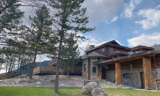East Kootenay Cabin | Beautiful Mountain Cabin Sleeps 14