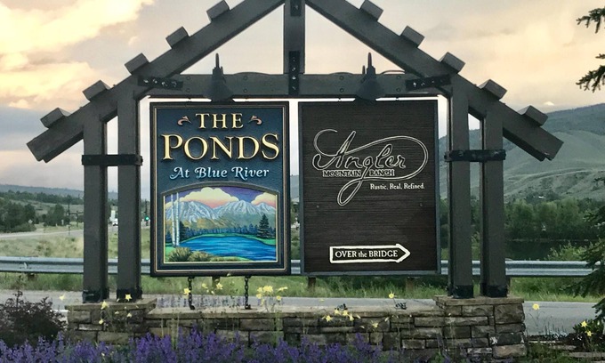 Silverthorne House | Beautiful Mountain Views - Luxury Riverside Townhome - Private Hot Tub - WIFI