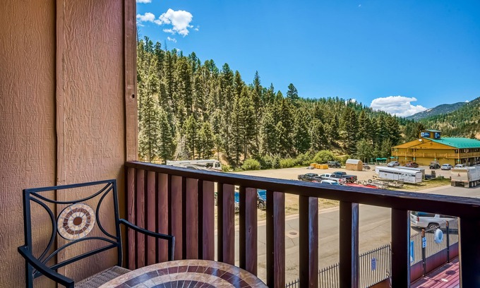Red River Condo | Beautiful mountain-view condo with pool, skiing & washer/dryer