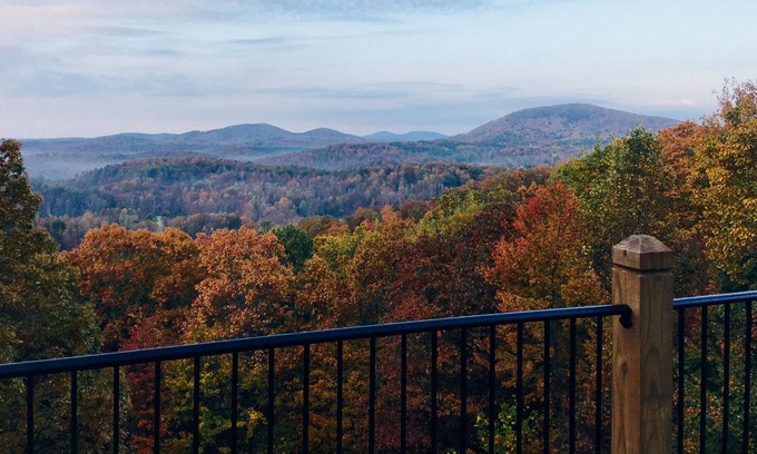 Cleveland House | Beautiful Mountain Views with Newly Added Family Entertaining Area/ Greatroom