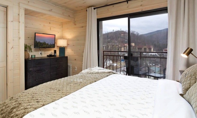Gatlinburg Condo | Beautiful Mountain Views/Walk 2 DwTn Gatlinburg